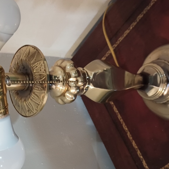 Vintage late 1800s brass lamp. - Picture 2 of 3